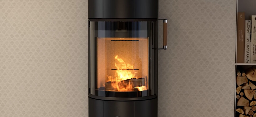 Estufa de leña negra Scan 67 con tiradores de roble delante de un papel pintado a cuadros beige con fuego en la chimenea