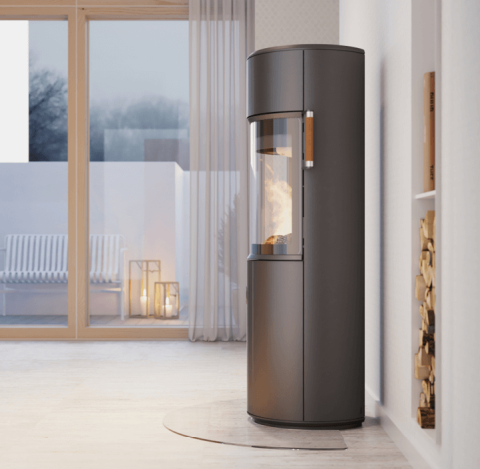 Estufa de leña con D-form Scan 67 lateral en un luminoso interior escandinavo